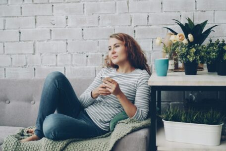 Kvinde der bor alene